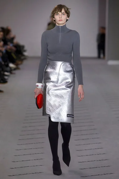 Look 18